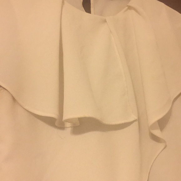 Basic White Top with Ruffle Detail - Picture 3 of 4